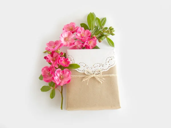 Box gift with English rose flower on white background — Stock Photo, Image