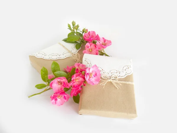 Подарункові коробки з троянди Англійська на білому тлі — стокове фото