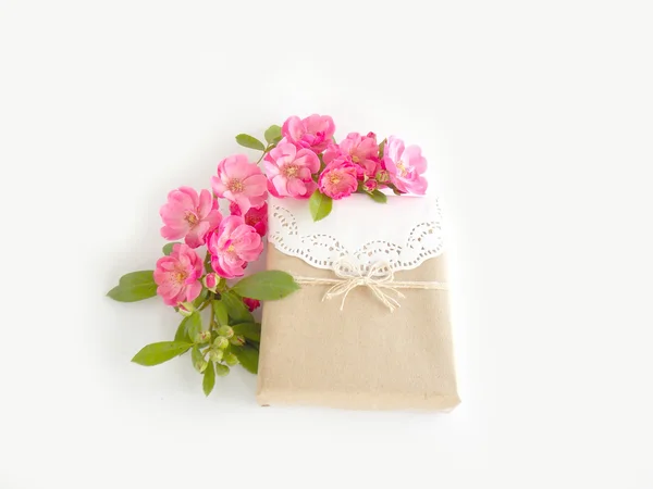 Box gift with English rose flower on white background — Stock Photo, Image