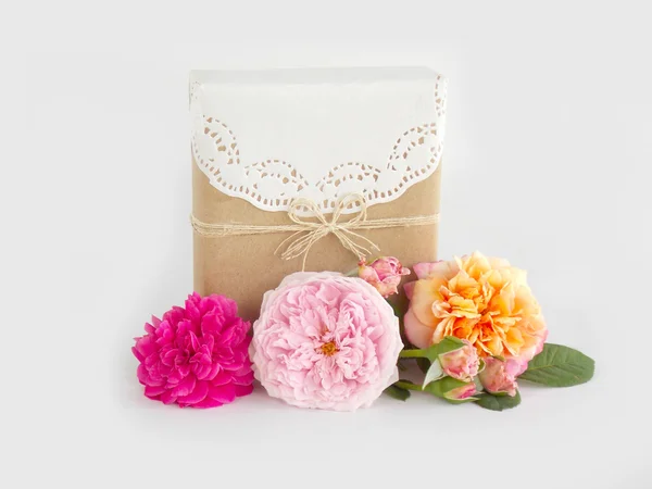 Schachtel Geschenk mit englischer Rose Blume auf weißem Hintergrund — Stockfoto