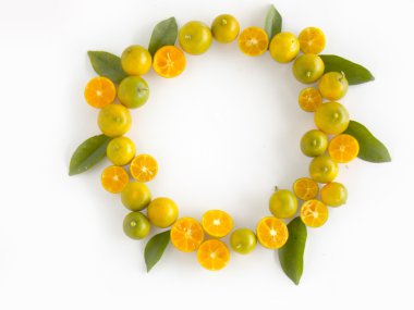 beyaz arkaplanda taze portakal meyvesi