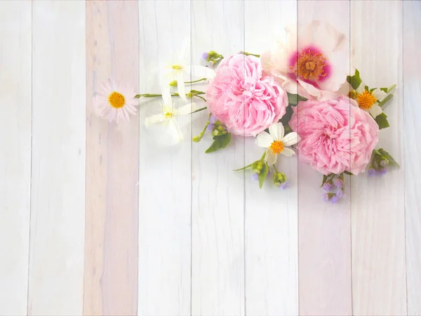 Bela flor no fundo de madeira olhar como pintura — Fotografia de Stock