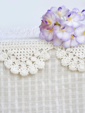 Beyaz arka plan üzerinde güzel mor orkide çiçek