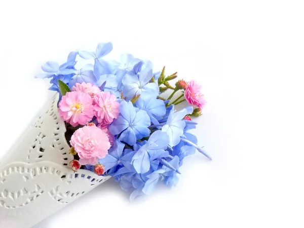 Krásné květinové aranžmá na bílém pozadí — Stock fotografie
