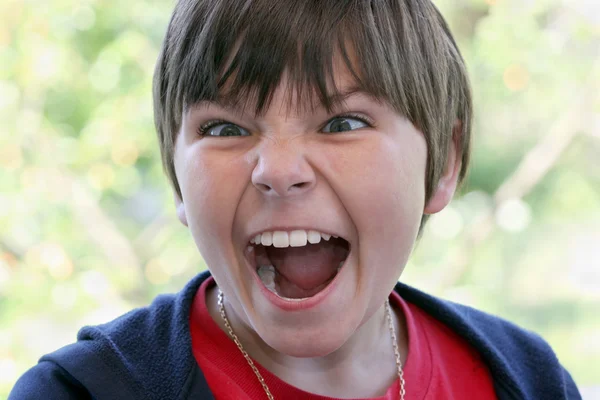 Schreiender Junge mit weit aufgerissenem Mund — Stockfoto