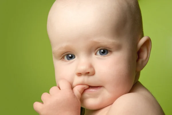 Niña chupando el pulgar —  Fotos de Stock