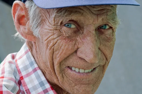 Retrato de um idoso sorridente — Fotografia de Stock