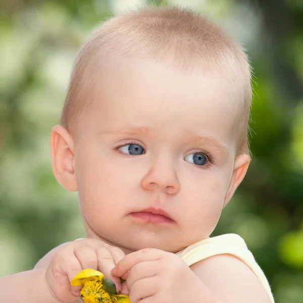 Menina bebê pensativo — Fotografia de Stock