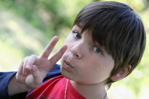 The teenager showing gesture "victory" — Stock Photo, Image