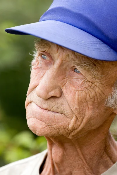 Um homem idoso olha para a distância — Fotografia de Stock