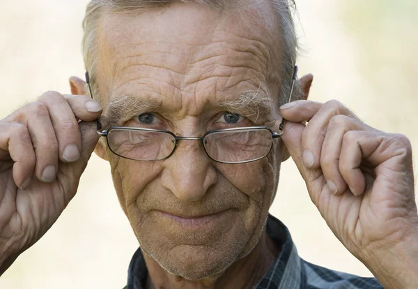 Yaşlı adam gözlük — Stok fotoğraf