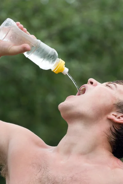 那个男孩正在喝水，在炎热的夏天 — 图库照片