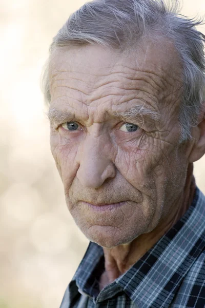 Retrato de um homem idoso olhando para você — Fotografia de Stock