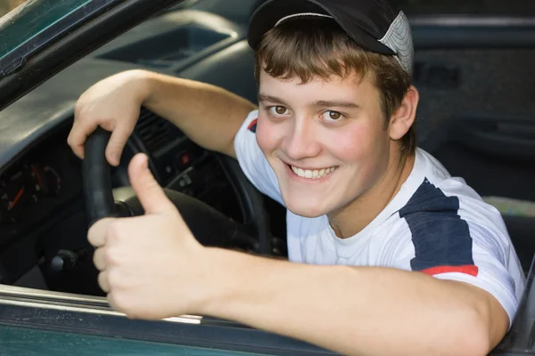 Junger Mann während der Fahrt in der Kabine — Stockfoto