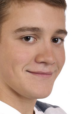 Genç adam bir gülümseme