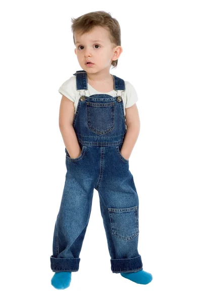 Kleiner Junge steht in Jeans-Overalls — Stockfoto
