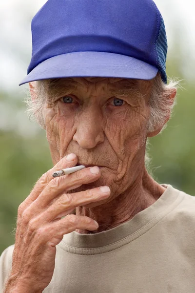 Fumar idosos o homem — Fotografia de Stock