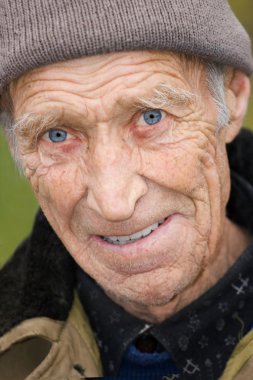 neşeli yaşlı adam