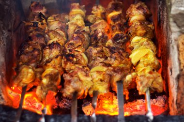 Açık bir ateşe et kavrulmuş