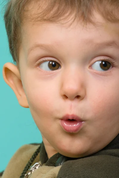 Überraschter Blick des Jungen, der in Richtung — Stockfoto