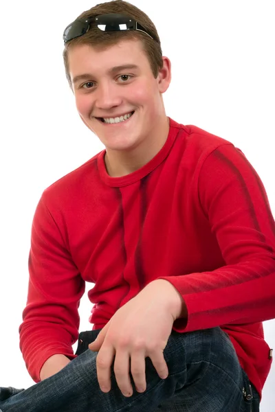 Joven sonriente con gafas de sol — Foto de Stock