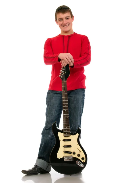 Un jeune homme debout avec une guitare électrique sur un backgrou blanc — Photo