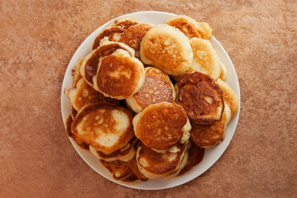 Stapel gebakken pannenkoeken op een witte plaat — Stockfoto