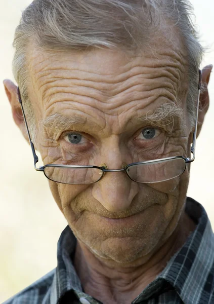 Osoby w podeszłym wieku człowiek w okularach — Zdjęcie stockowe