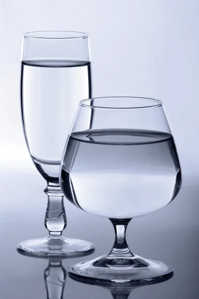 Dois copos com uma bebida transparente — Fotografia de Stock
