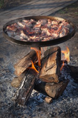 Bir açık ateşte kızarmış et,