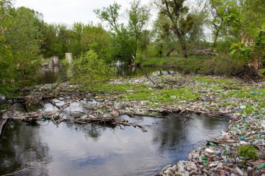 Nehirde çöp var.