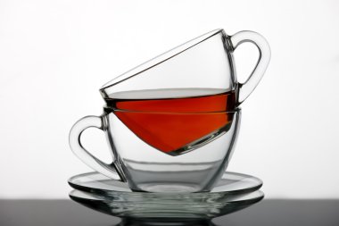 Bir dizi çay siyah çay döktü