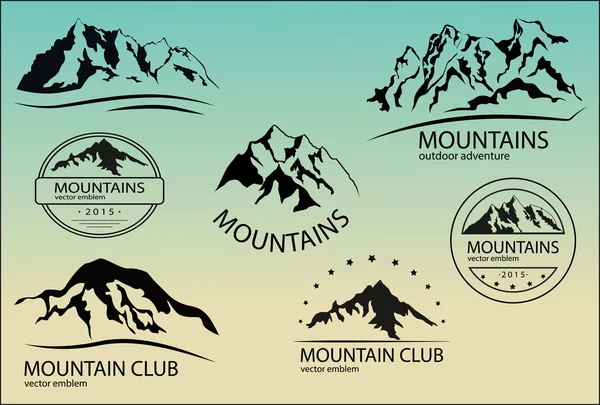 Conjunto de emblemas de montaña. Elementos de diseño . — Vector de stock