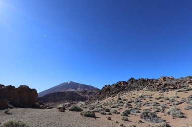 Volkanik kayaların panoramik görüntüsü ve Teide Ulusal Parkı Tenerife 'de berrak mavi gökyüzü altında kurak bir manzara. Özgürlüğü, yalnızlığı ve korkuyu ifade eden dramatik doğa manzarası. Çeviri: nazo82 Shagrathian