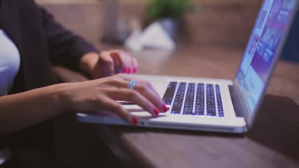 Zakelijke dame werkt op de laptop — Stockvideo