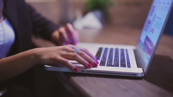 Zakelijke dame werkt op de laptop — Stockvideo