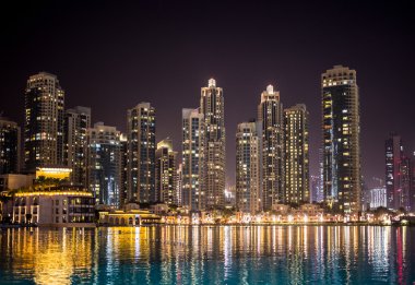 Dubai aşağı şehir gece
