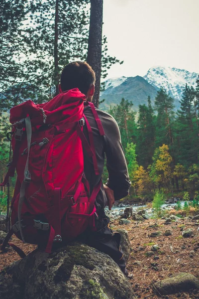 Wanderer blicken auf den Gipfel des donguz orun — Stockfoto