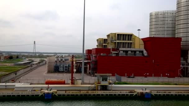 Εργοστάσιο στο λιμάνι της Ραβέννας Macrh 2016 — Αρχείο Βίντεο
