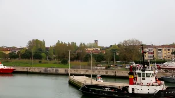 Schlepper im Hafen von Ravenna März 2016 — Stockvideo