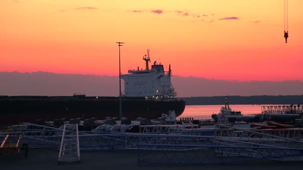 Schip naar de haven van Rostock mei 2016 ingevoerd — Stockvideo