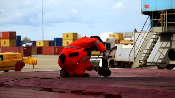 Людина шліфувальні Люк охоплює в порту Montoir Франції травня 2016 — стокове відео