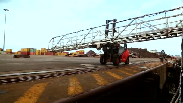 Chariots élévateurs à fourche changement de port passerelle Montori France Avril 2016 — Video