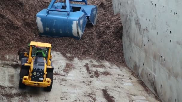 Volvo Buldozzer dicharger copeaux de bois Port de Stockholm Suède Juin 2016 — Video