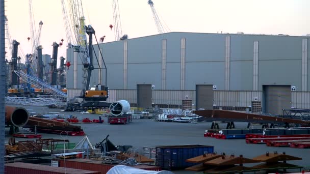 Poort van Rostock vrachtwagen cariing windmolen toren mei 2016 — Stockvideo