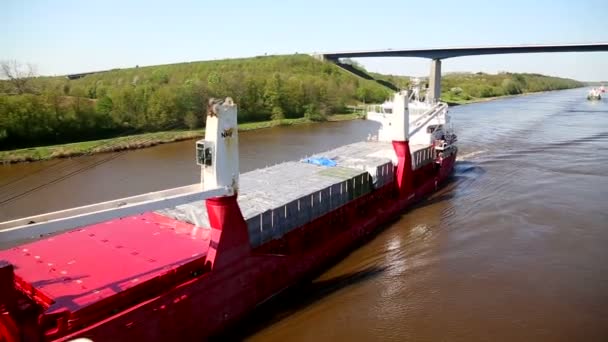 Schip passeren Noord-Oostzeekanaal mei 2016 — Stockvideo