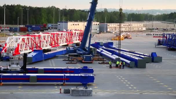 Port Gdansk munkavállalók összekötő nehéz gépek május 2016-ban — Stock videók