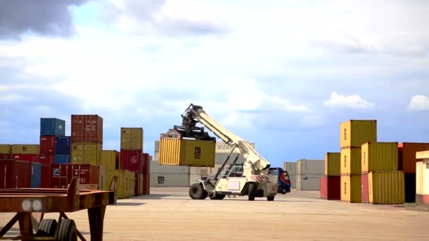 Transportador de contêineres transportando contêiner no porto de Montoir França abril 2016 — Vídeo de Stock