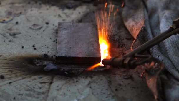 Taglierina a gas che taglia l'acciaio — Video Stock