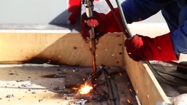 Man with Gas Cutter cutting the steel — Stock Video